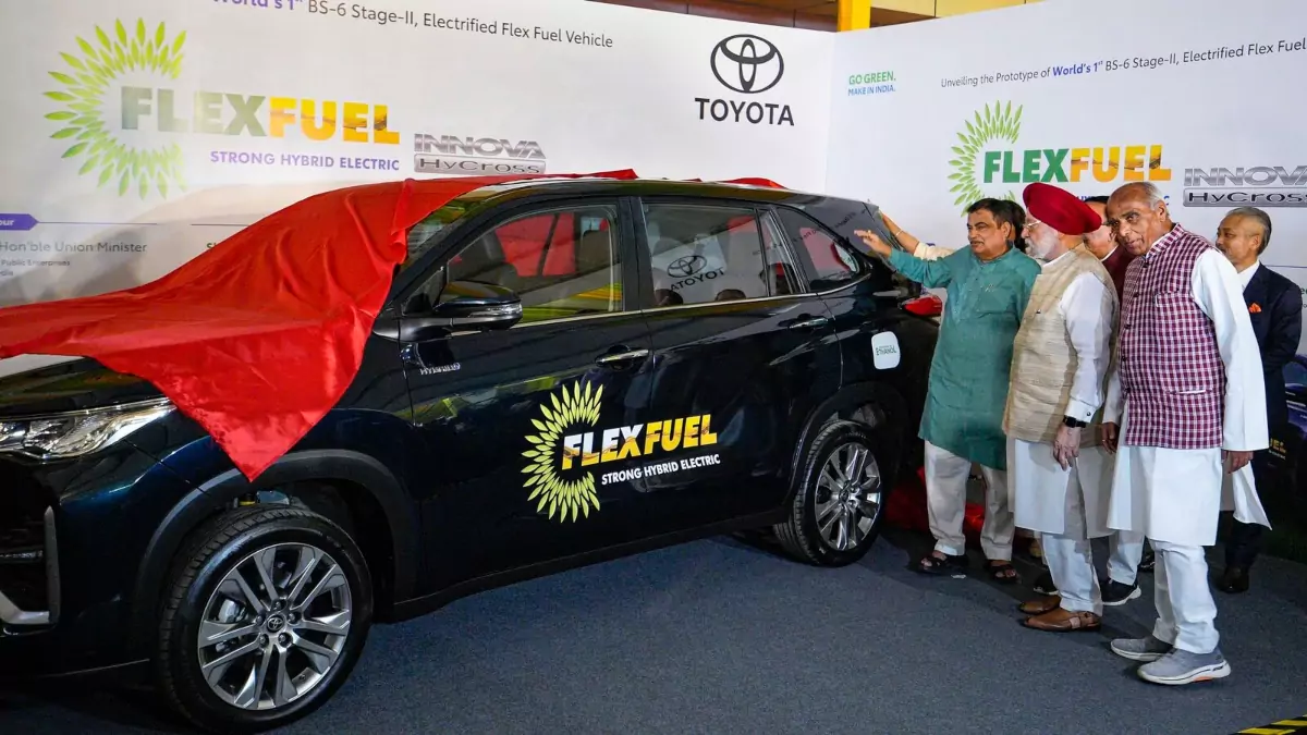 डीजल-पेट्रोल का झंझट अब हुआ ख़त्म, सड़क परिवहन मंत्री ने लॉन्च किया flex-fuel से चलने वाली Toyota Innova Hycross