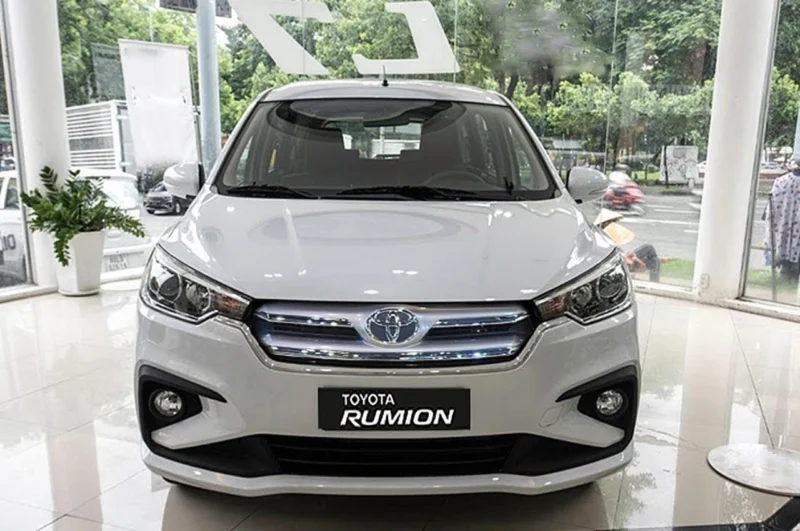 Ertiga भी फीकी पड़ेगी Toyota Rumion की धासू कार, ब्रांडेड फीचर्स के साथ इंजन भी देखे कीमत