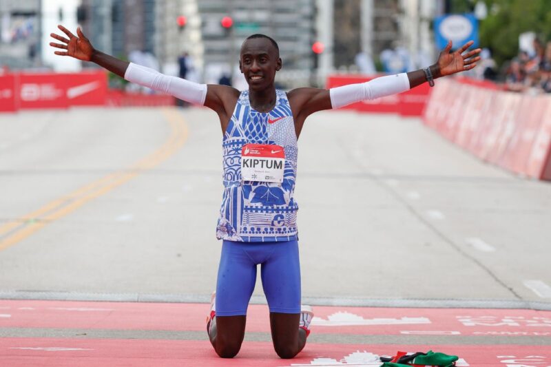 1336067 le kenyan kelvin kiptum celebre sa victoire et son record du monde au marathon d